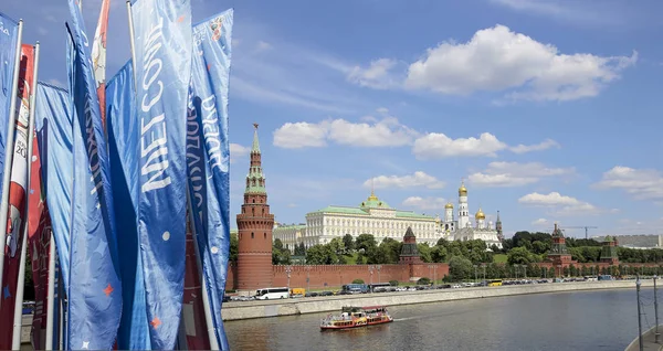 Moskova, Rusya June15, 2018: bayraklar 2018 Rusya'nın Dünya Kupası onuruna Moskova sokaklarında hoş geldiniz