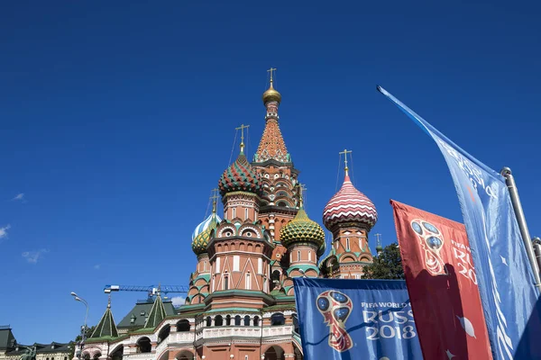 Moskova, Rusya June15, 2018: bayraklar 2018 Rusya'nın Dünya Kupası onuruna Moskova sokaklarında hoş geldiniz