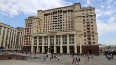 Moskova, Rusya - 30 Nisan 2018: Cephe Four Seasons Otel (Hotel Moskva) modacı Meydanı'na. Moscow, Rusya Federasyonu
