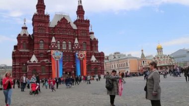 Moskova, Rusya - 30 Nisan 2018: Devlet Tarih Müzesi (zafer bayramı dekorasyonu). Kızıl Meydan, Moskova, Rusya Federasyonu 