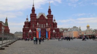 Moskova, Rusya - 30 Nisan 2018: Devlet Tarih Müzesi (zafer bayramı dekorasyonu). Kızıl Meydan, Moskova, Rusya Federasyonu 