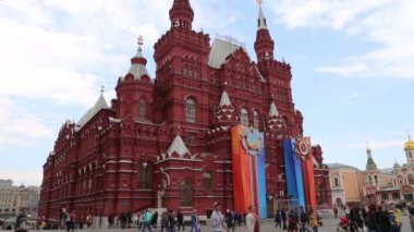 Moskova, Rusya - 30 Nisan 2018: Devlet Tarih Müzesi (zafer bayramı dekorasyonu). Kızıl Meydan, Moskova, Rusya Federasyonu 