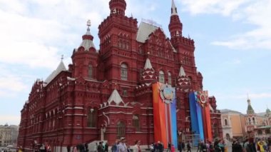 Moskova, Rusya - 30 Nisan 2018: Devlet Tarih Müzesi (zafer bayramı dekorasyonu). Kızıl Meydan, Moskova, Rusya Federasyonu 