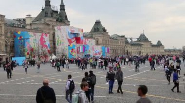 Moscow, Rusya Federasyonu - 30 Nisan 2018: Turist Kızıl Meydan, Moskova, Rusya yürüyor 