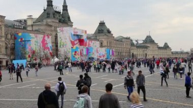 Moscow, Rusya Federasyonu - 30 Nisan 2018: Turist Kızıl Meydan, Moskova, Rusya yürüyor 