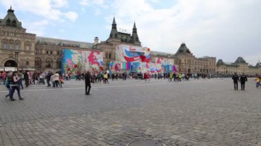 Moscow, Rusya Federasyonu - 30 Nisan 2018: Turist Kızıl Meydan, Moskova, Rusya yürüyor 