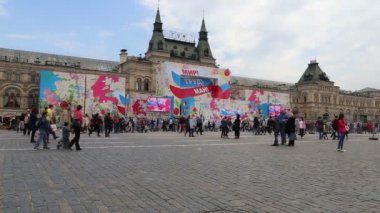 Moscow, Rusya Federasyonu - 30 Nisan 2018: Turist Kızıl Meydan, Moskova, Rusya yürüyor 