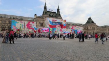 Moscow, Rusya Federasyonu - 30 Nisan 2018: Turist Kızıl Meydan, Moskova, Rusya yürüyor 