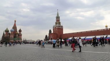 Moscow, Rusya Federasyonu - 30 Nisan 2018: Turist Kızıl Meydan, Moskova, Rusya yürüyor 