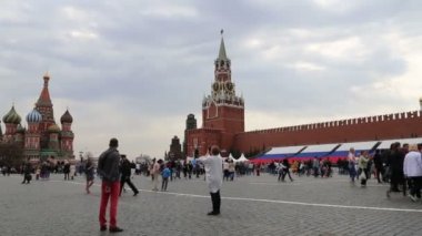 Moscow, Rusya Federasyonu - 30 Nisan 2018: Turist Kızıl Meydan, Moskova, Rusya yürüyor 
