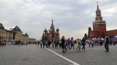 Moscow, Rusya Federasyonu - 30 Nisan 2018: Turist Kızıl Meydan, Moskova, Rusya yürüyor 