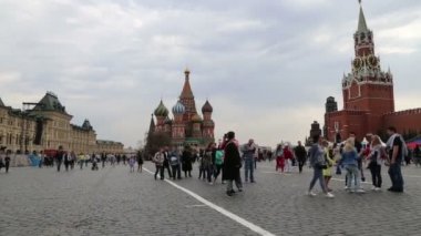 Moscow, Rusya Federasyonu - 30 Nisan 2018: Turist Kızıl Meydan, Moskova, Rusya yürüyor 