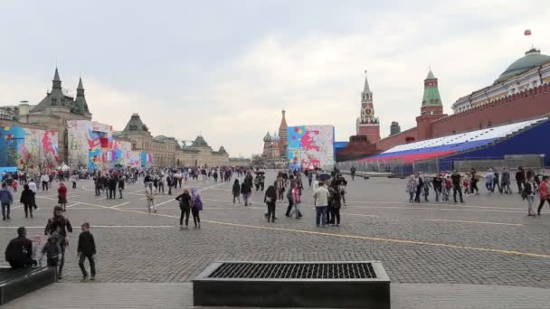 Moscow Russia April 2018 Tourists Walking Red Square Moscow Russia — Stock Video