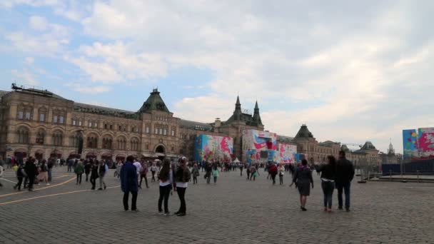 Moskva Ryssland April 2018 Turister Vandrar Längs Röda Torget Moskva — Stockvideo