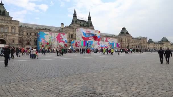 Moskva Ryssland April 2018 Turister Vandrar Längs Röda Torget Moskva — Stockvideo