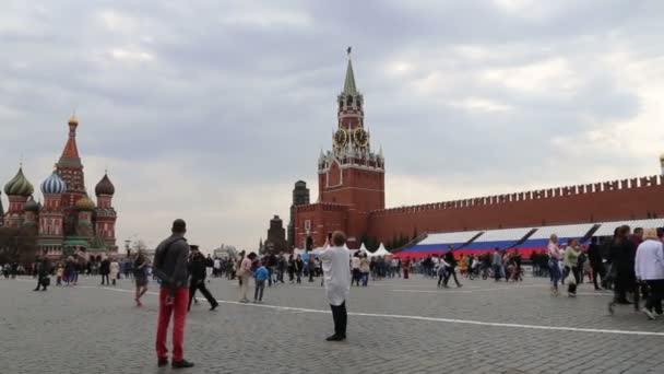 Moscow Rússia Abril 2018 Turistas Estão Caminhando Pela Praça Vermelha — Vídeo de Stock