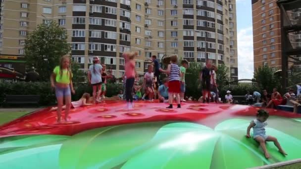 Moscú Rusia Julio 2018 Niños Saltando Trampolín Parque Infantil — Vídeo de stock