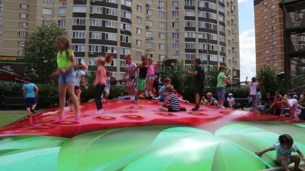 Moskou Juli 2018 Kinderen Springen Een Trampoline Een Kinderpark — Stockvideo