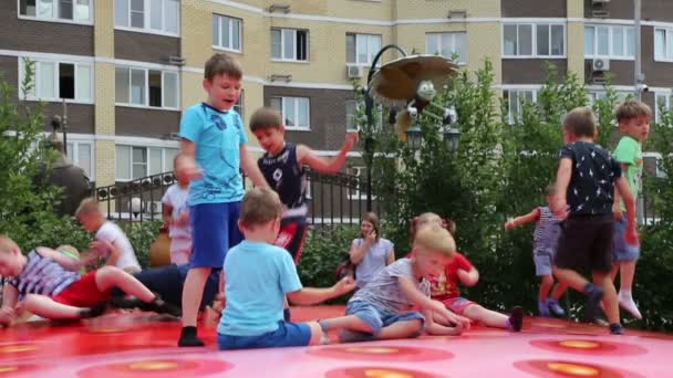 Μόσχα Ρωσία Ιουλίου 2018 Παιδιά Άλμα Ένα Τραμπολίνο Παιδικό Πάρκο — Αρχείο Βίντεο