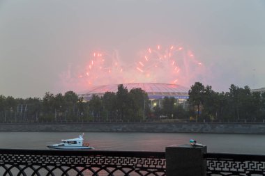 Moskova, Rusya - Temmuz, 15 2018: Fireworks Moskova üzerinden yakınındaki büyük spor salonu (Stadium) Luzhniki Olimpiyat karmaşık--Rusya 2018 FIFA Dünya Kupası Stadyumu  