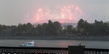 Moskova, Rusya - Temmuz, 15 2018: Fireworks Moskova üzerinden yakınındaki büyük spor salonu (Stadium) Luzhniki Olimpiyat karmaşık--Rusya 2018 FIFA Dünya Kupası Stadyumu  