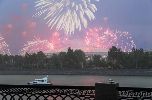 Moskova üzerinde havai fişek yakınındaki büyük spor salonu (Stadium) Luzhniki Olimpiyat karmaşık--Rusya 2018 FIFA Dünya Kupası Stadyumu