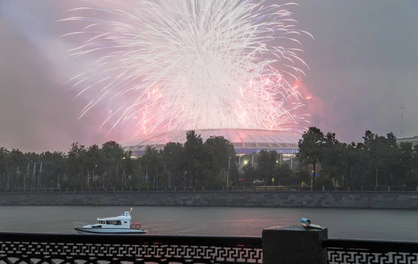 Moskova üzerinde havai fişek yakınındaki büyük spor salonu (Stadium) Luzhniki Olimpiyat karmaşık--Rusya 2018 FIFA Dünya Kupası Stadyumu