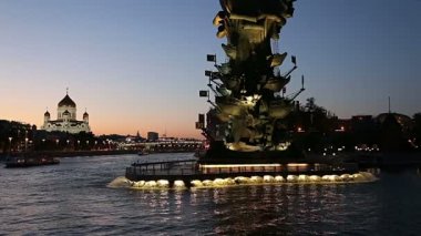 Moskova, Rusya 01 Ağustos 2018: Moskova (Moskva) Nehri Dolgu ve susuzluk anıt, Rusya (gece Piter) 