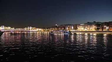 Moskova, Rusya 01 Ağustos 2018: Krymsky köprü veya Kırım Köprüsü (gece), Moskova, Rusya bir çelik asma köprü var. Köprü Moskova Nehri 1800 metre güneybatı Kremlin üzerinden yayılan