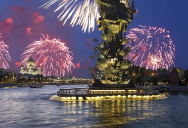 Moskova, Rusya 01 Ağustos 2018: Fireworks Piter susuzluk anıt, Moskova, Rusya (gece üzerinde)  