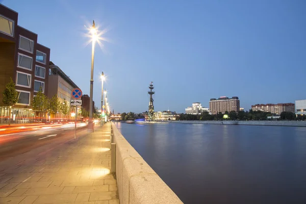 Moscú Rusia Agosto 2018 Prechistenskaya Terraplén Río Moskva Por Noche —  Fotos de Stock