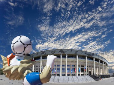 Moskova, Rusya 10 Ağustos 2018: 2018 yılında Rusya--kurt Zabivaka Dünya Kupası ve Luzhniki Olimpiyat karmaşık--2018 Dünya Kupası için stadyum resmi maskotu. Moskova  