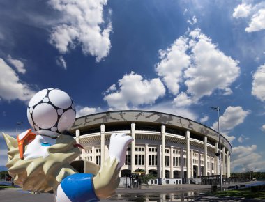Moskova, Rusya 10 Ağustos 2018: 2018 yılında Rusya--kurt Zabivaka Dünya Kupası ve Luzhniki Olimpiyat karmaşık--2018 Dünya Kupası için stadyum resmi maskotu. Moskova  