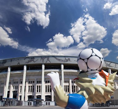 Moskova, Rusya 10 Ağustos 2018: 2018 yılında Rusya--kurt Zabivaka Dünya Kupası ve Luzhniki Olimpiyat karmaşık--2018 Dünya Kupası için stadyum resmi maskotu. Moskova  