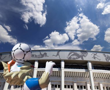 Moskova, Rusya 10 Ağustos 2018: 2018 yılında Rusya--kurt Zabivaka Dünya Kupası ve Luzhniki Olimpiyat karmaşık--2018 Dünya Kupası için stadyum resmi maskotu. Moskova  
