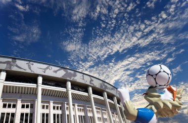 Moskova, Rusya 10 Ağustos 2018: 2018 yılında Rusya--kurt Zabivaka Dünya Kupası ve Luzhniki Olimpiyat karmaşık--2018 Dünya Kupası için stadyum resmi maskotu. Moskova  