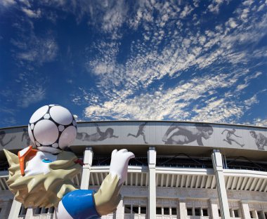 Moskova, Rusya 10 Ağustos 2018: 2018 yılında Rusya--kurt Zabivaka Dünya Kupası ve Luzhniki Olimpiyat karmaşık--2018 Dünya Kupası için stadyum resmi maskotu. Moskova  