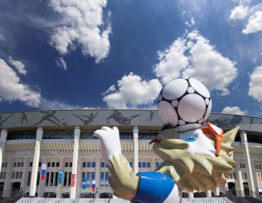 Moskova, Rusya 10 Ağustos 2018: 2018 yılında Rusya--kurt Zabivaka Dünya Kupası ve Luzhniki Olimpiyat karmaşık--2018 Dünya Kupası için stadyum resmi maskotu. Moskova  