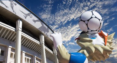 Moskova, Rusya 10 Ağustos 2018: 2018 yılında Rusya--kurt Zabivaka Dünya Kupası ve Luzhniki Olimpiyat karmaşık--2018 Dünya Kupası için stadyum resmi maskotu. Moskova  