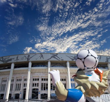 Moskova, Rusya 10 Ağustos 2018: 2018 yılında Rusya--kurt Zabivaka Dünya Kupası ve Luzhniki Olimpiyat karmaşık--2018 Dünya Kupası için stadyum resmi maskotu. Moskova  