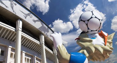 Moskova, Rusya 10 Ağustos 2018: 2018 yılında Rusya--kurt Zabivaka Dünya Kupası ve Luzhniki Olimpiyat karmaşık--2018 Dünya Kupası için stadyum resmi maskotu. Moskova  