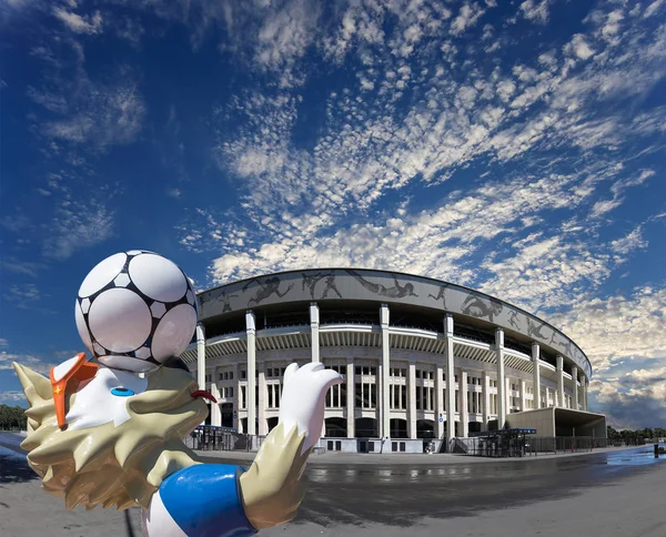 Moskova, Rusya 10 Ağustos 2018: 2018 yılında Rusya--kurt Zabivaka Dünya Kupası ve Luzhniki Olimpiyat karmaşık--2018 Dünya Kupası için stadyum resmi maskotu. Moskova  