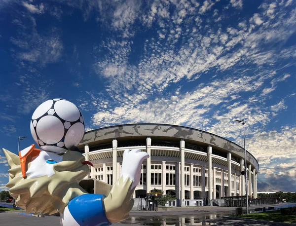 Moskova, Rusya 10 Ağustos 2018: 2018 yılında Rusya--kurt Zabivaka Dünya Kupası ve Luzhniki Olimpiyat karmaşık--2018 Dünya Kupası için stadyum resmi maskotu. Moskova  