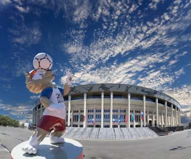 Moskova, Rusya 10 Ağustos 2018: 2018 yılında Rusya--kurt Zabivaka Dünya Kupası ve Luzhniki Olimpiyat karmaşık--2018 Dünya Kupası için stadyum resmi maskotu. Moskova  