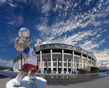 Moskova, Rusya 10 Ağustos 2018: 2018 yılında Rusya--kurt Zabivaka Dünya Kupası ve Luzhniki Olimpiyat karmaşık--2018 Dünya Kupası için stadyum resmi maskotu. Moskova  