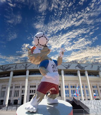 Moskova, Rusya 10 Ağustos 2018: 2018 yılında Rusya--kurt Zabivaka Dünya Kupası ve Luzhniki Olimpiyat karmaşık--2018 Dünya Kupası için stadyum resmi maskotu. Moskova  