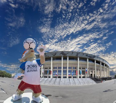 Moskova, Rusya 10 Ağustos 2018: 2018 yılında Rusya--kurt Zabivaka Dünya Kupası ve Luzhniki Olimpiyat karmaşık--2018 Dünya Kupası için stadyum resmi maskotu. Moskova  