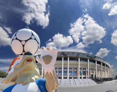 Moskova, Rusya 10 Ağustos 2018: 2018 yılında Rusya--kurt Zabivaka Dünya Kupası ve Luzhniki Olimpiyat karmaşık--2018 Dünya Kupası için stadyum resmi maskotu. Moskova  