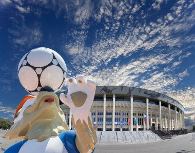 Moskova, Rusya 10 Ağustos 2018: 2018 yılında Rusya--kurt Zabivaka Dünya Kupası ve Luzhniki Olimpiyat karmaşık--2018 Dünya Kupası için stadyum resmi maskotu. Moskova  