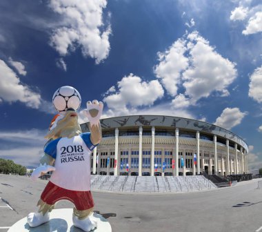 Moskova, Rusya 10 Ağustos 2018: 2018 yılında Rusya--kurt Zabivaka Dünya Kupası ve Luzhniki Olimpiyat karmaşık--2018 Dünya Kupası için stadyum resmi maskotu. Moskova  